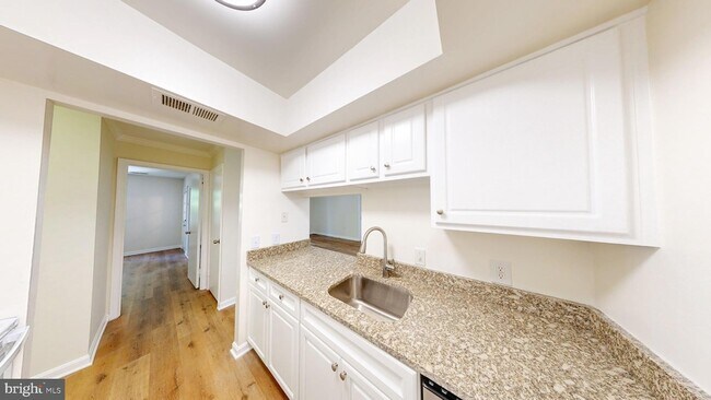 Building Photo - 18318 Streamside Dr