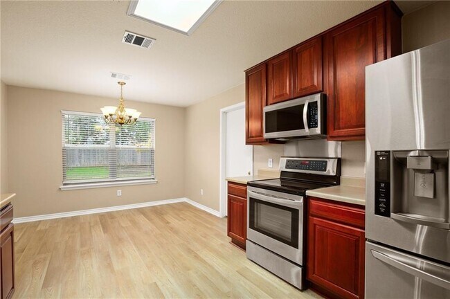 Building Photo - 2204 Cottontail Dr