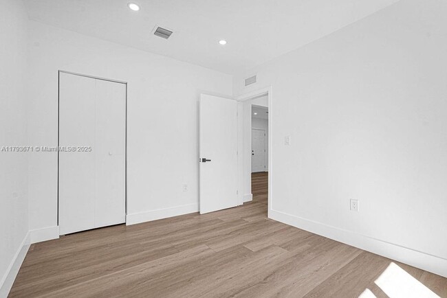 Building Photo - 3040 NW 13th Ave