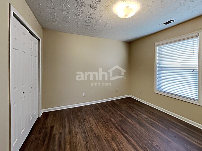 Building Photo - 320 Lazy Willow Lane