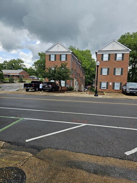 Primary Photo - 613 University Dr