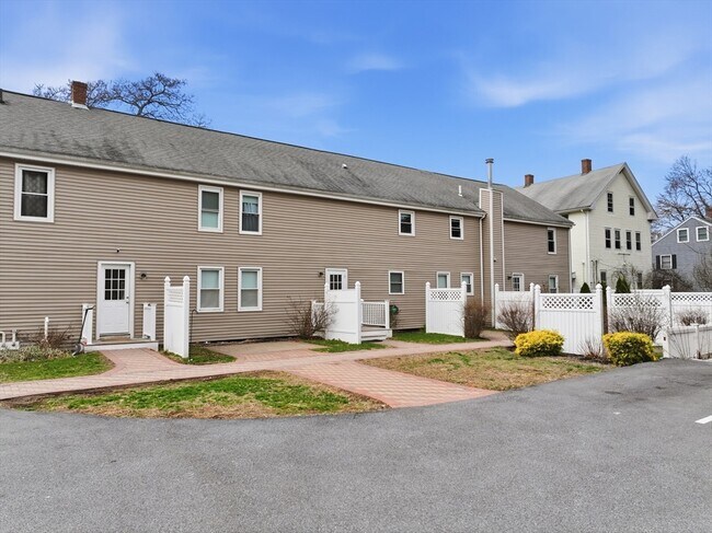 Building Photo - 146 Hecla St