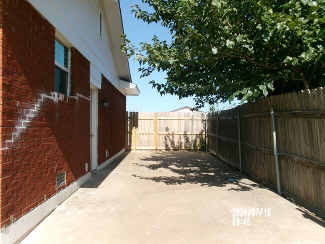 Building Photo - 1024 SW 42nd St