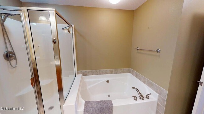 Building Photo - 2230 Beach Dr