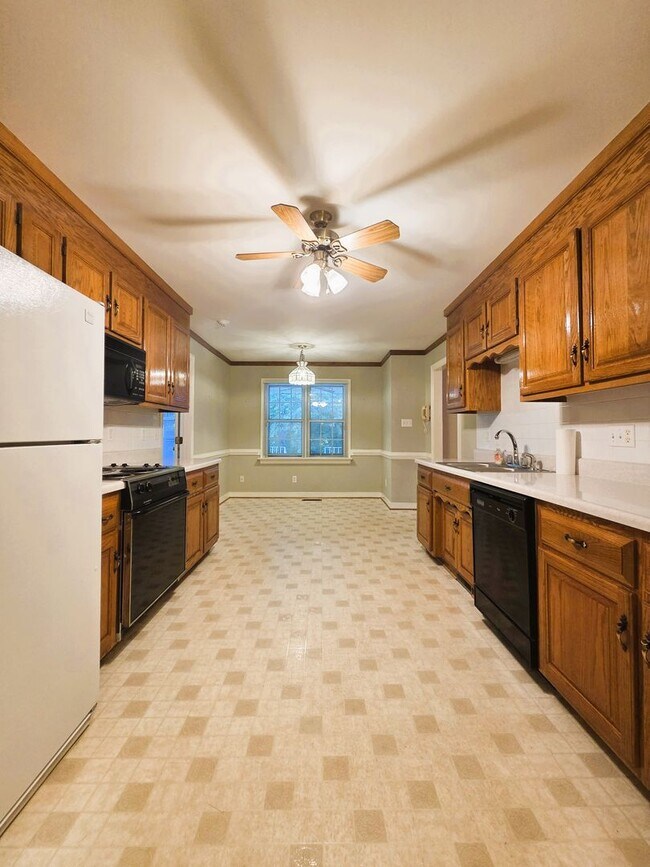 Building Photo - 4206 Tweedsmuir Rd