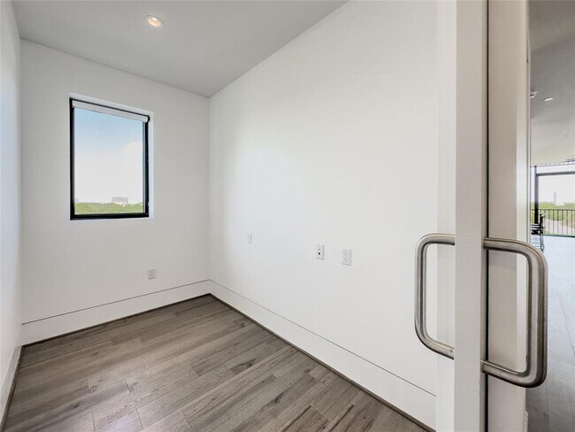 Building Photo - 2406 Tangley St