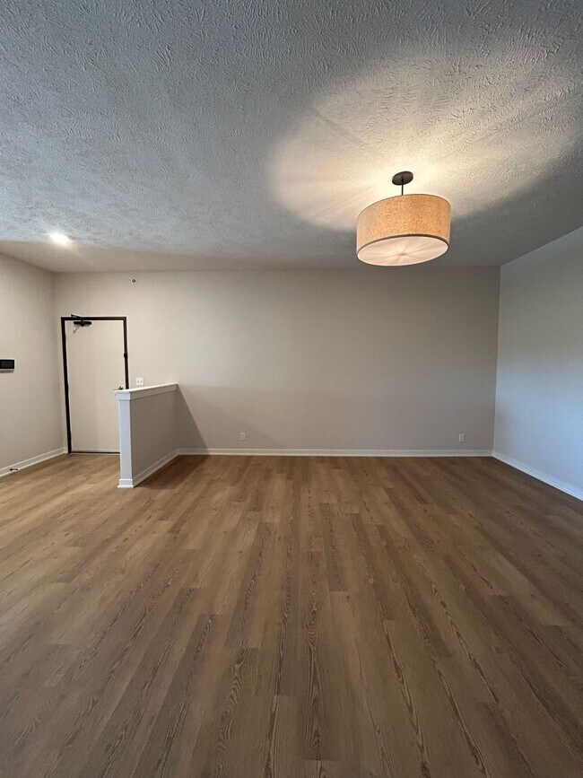 Building Photo - Elkhorn Landing Rentals (20605 Elkhorn Dr.)