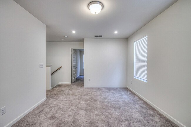 Building Photo - 523 Montrose Dr