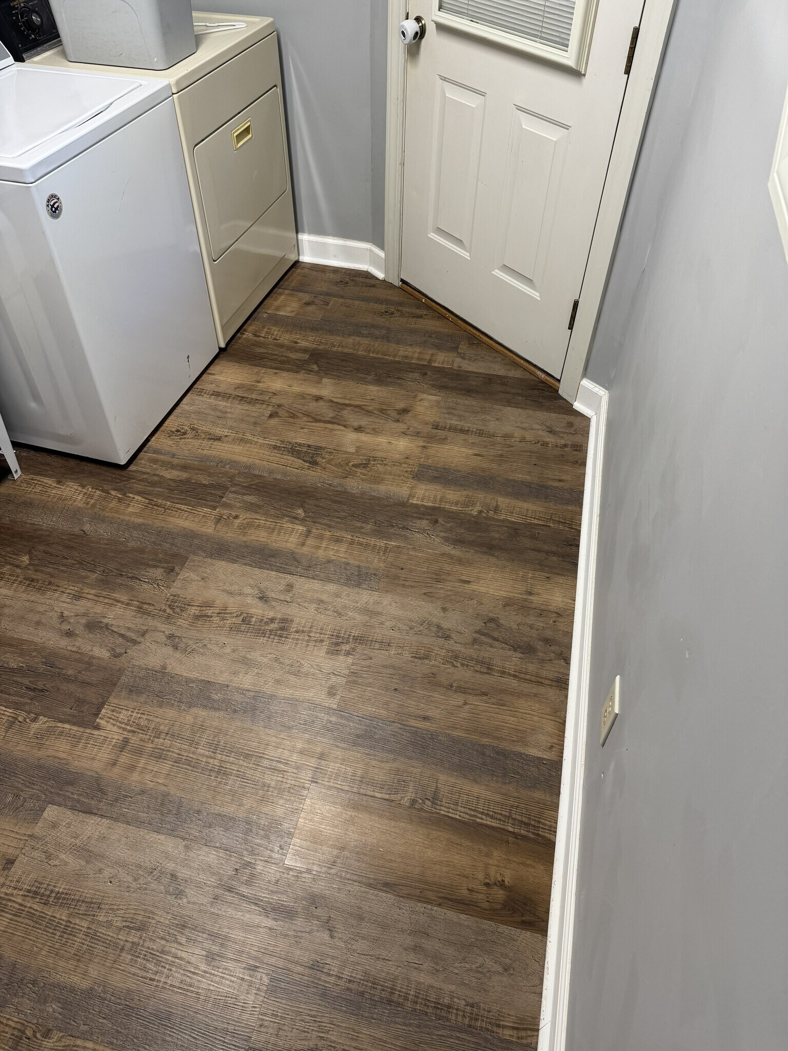 Building Photo - Room in Apartment on Knollwood Dr