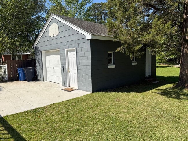 Building Photo - Charming 3 bedroom home in the Downtown area