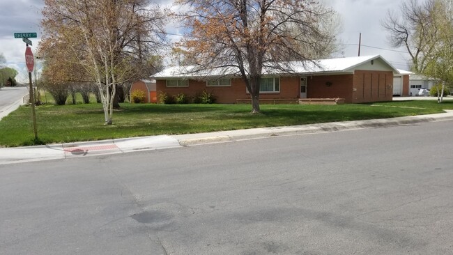 Building Photo - 904 Sherry Dr