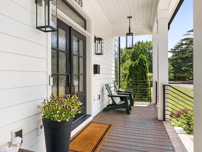 Building Photo - Spacious Elegance Awaits!