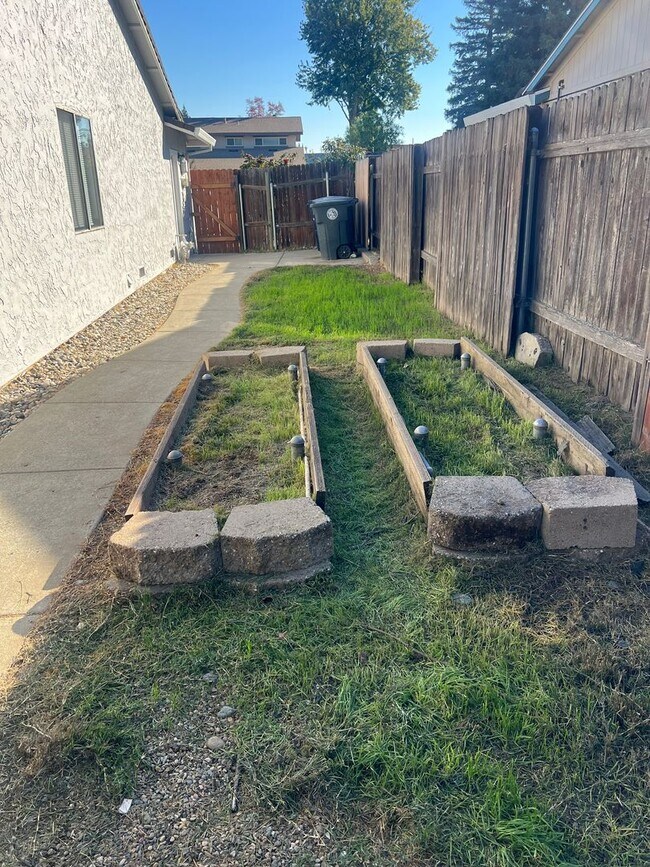 Building Photo - NICE 3 BEDROOM HOME IN CITRUS HEIGHTS!