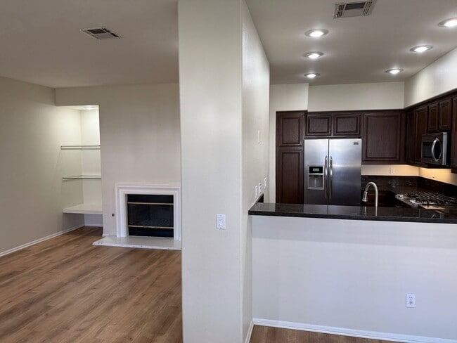 Building Photo - Beautiful Camarillo Townhome