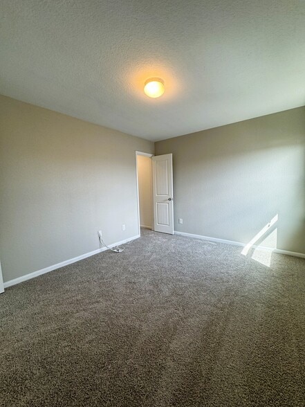 Building Photo - 615 Calm Ct