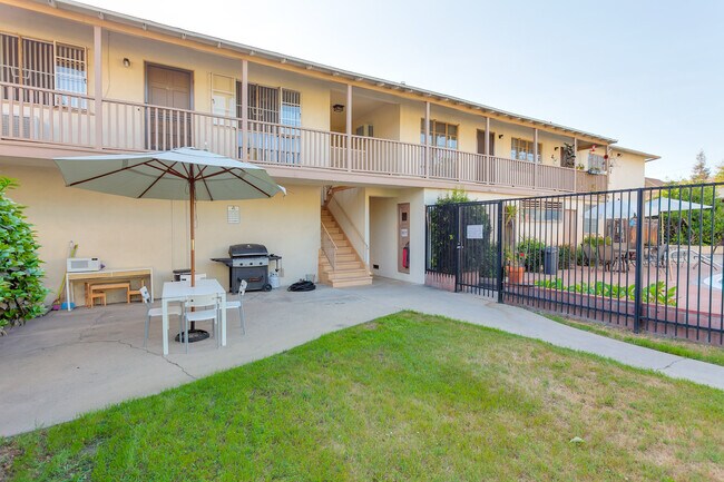 Building Photo - 1401 N Los Robles Ave