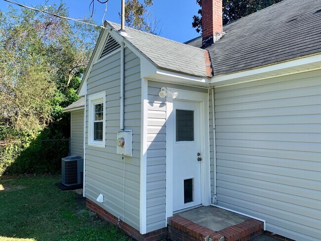 Building Photo - Like New Construction - Premium Finishes T...