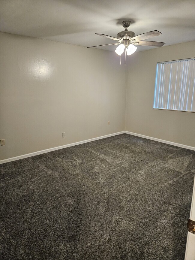 Building Photo - 2 Bedroom Condo
