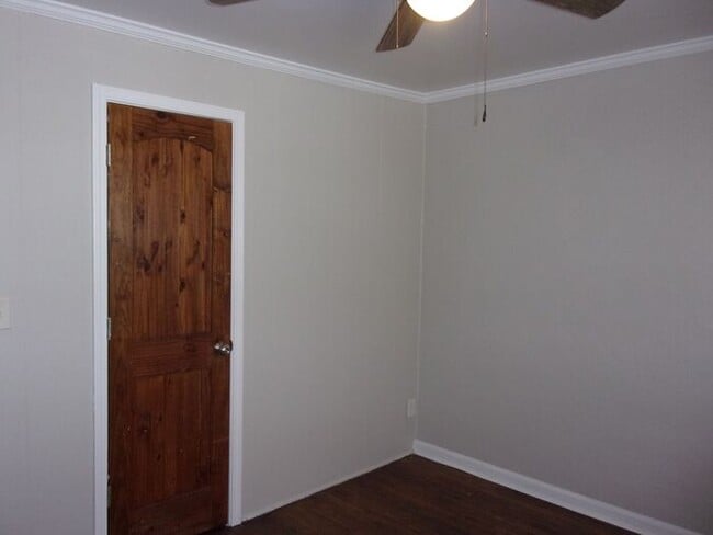 Building Photo - 2 Bedroom 1 Bath Townhome Minutes to Uptow...