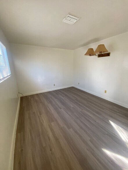 Building Photo - 1416 E Linden St