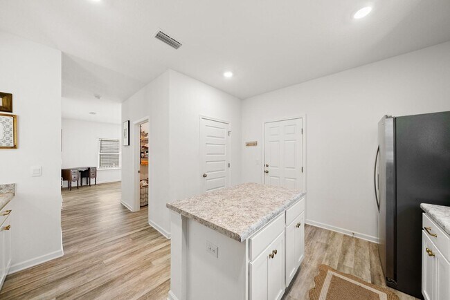 Building Photo - 39 Bluebeech St