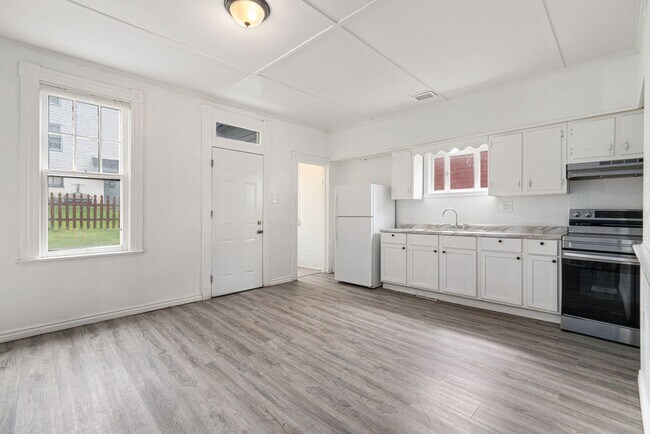 Building Photo - Unbeatable 4 Bedroom home in Greensburg available July 1!