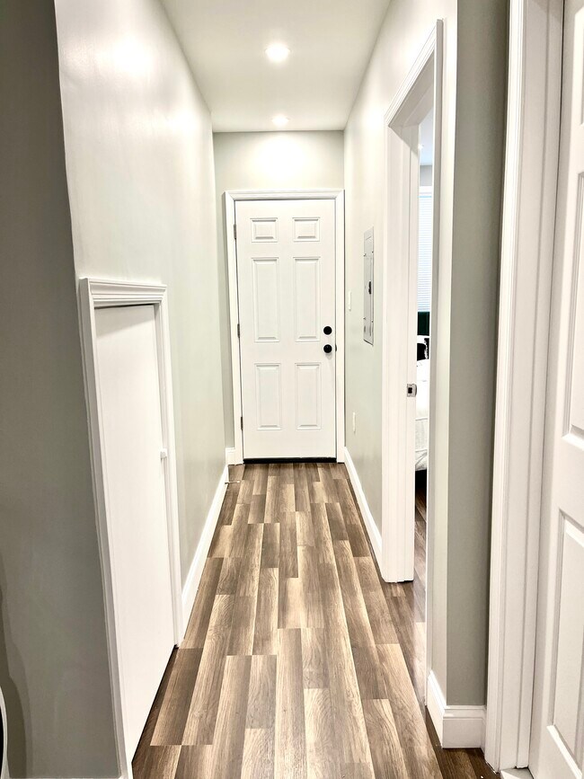 Building Photo - 4206 Eads St NE