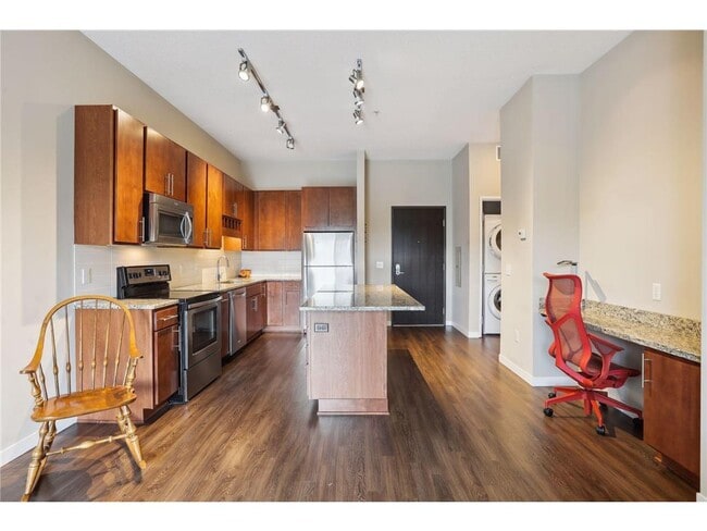 Building Photo - 401 SE Main St