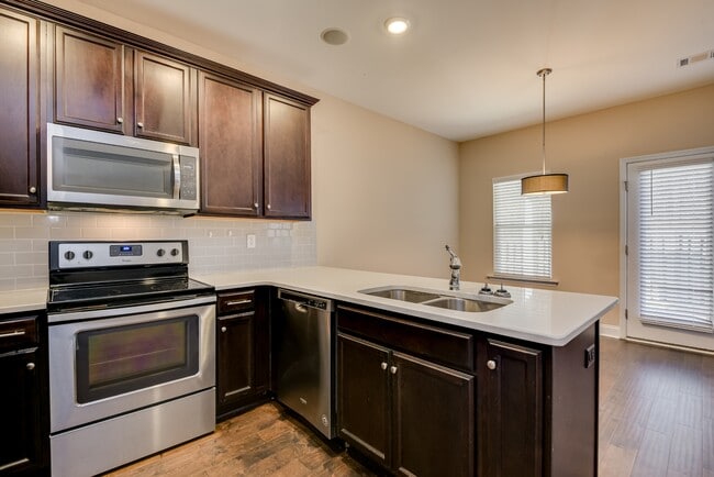 Building Photo - 926 Linsmore Ave