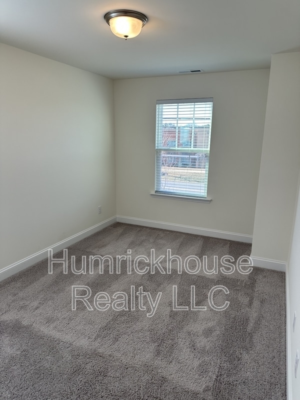 Building Photo - 1027 S Point Rd