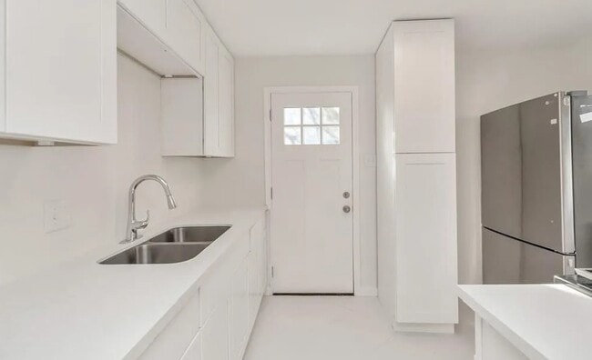 Building Photo - 1202 Common Park Dr