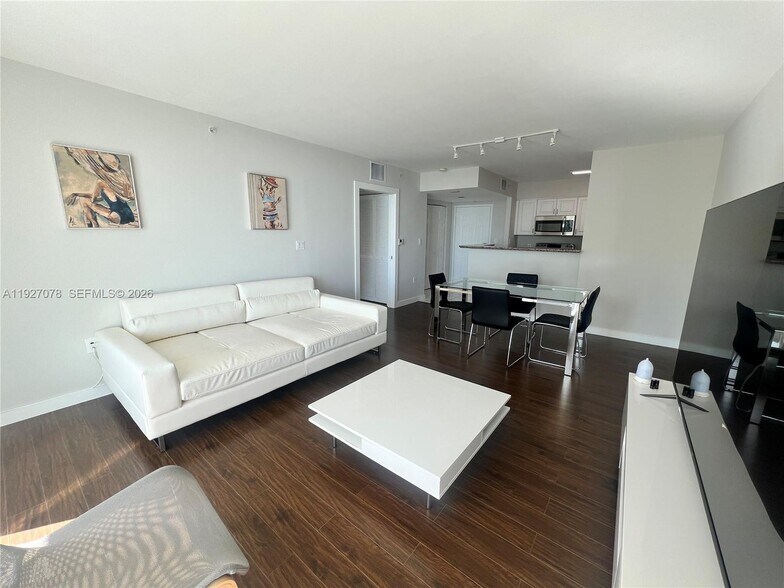 Building Photo - 1155 Brickell Bay Dr