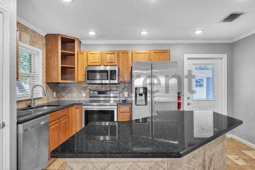 Building Photo - 508 Garden Dr N