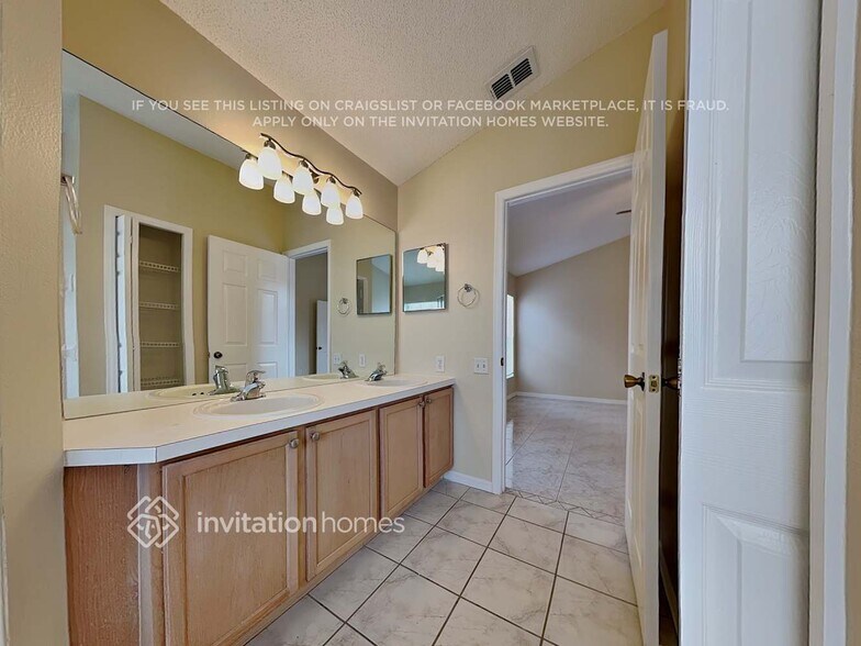 Building Photo - 3055 Hidden River Ct