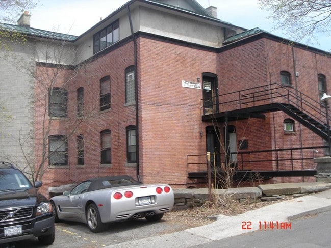 Building Photo - 120 Highland Pl