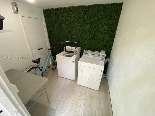 Building Photo - 4621 SW 33rd Ave