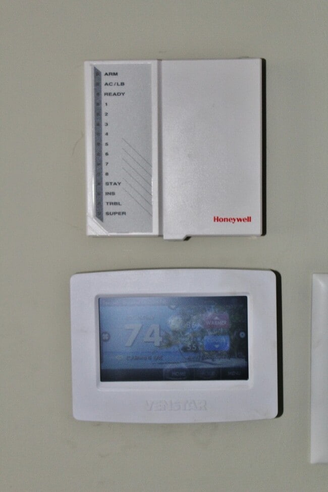 Building Photo - 3170 Strathmore Dr