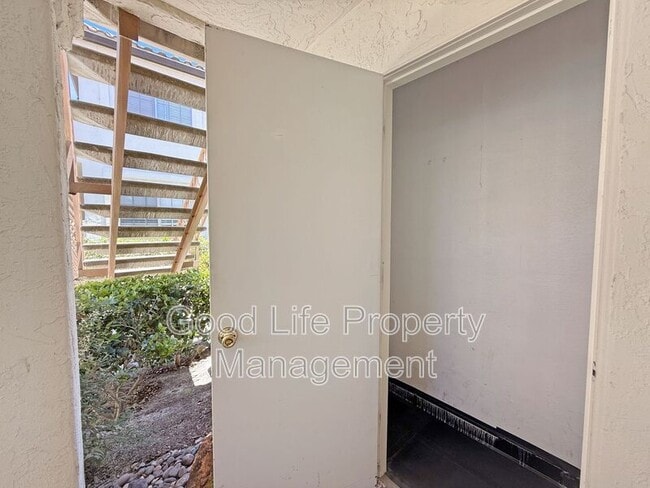Building Photo - 770 Eastshore Terrace
