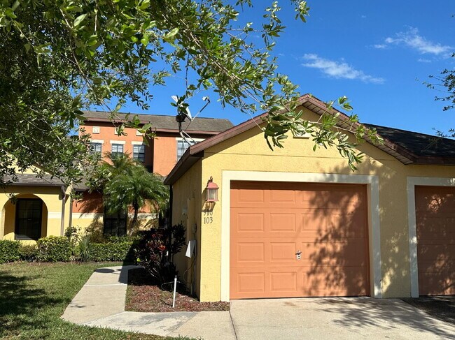 Building Photo - Beautiful Townhome