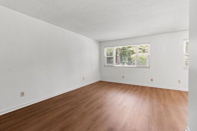 Building Photo - 3108 Briarwood Dr