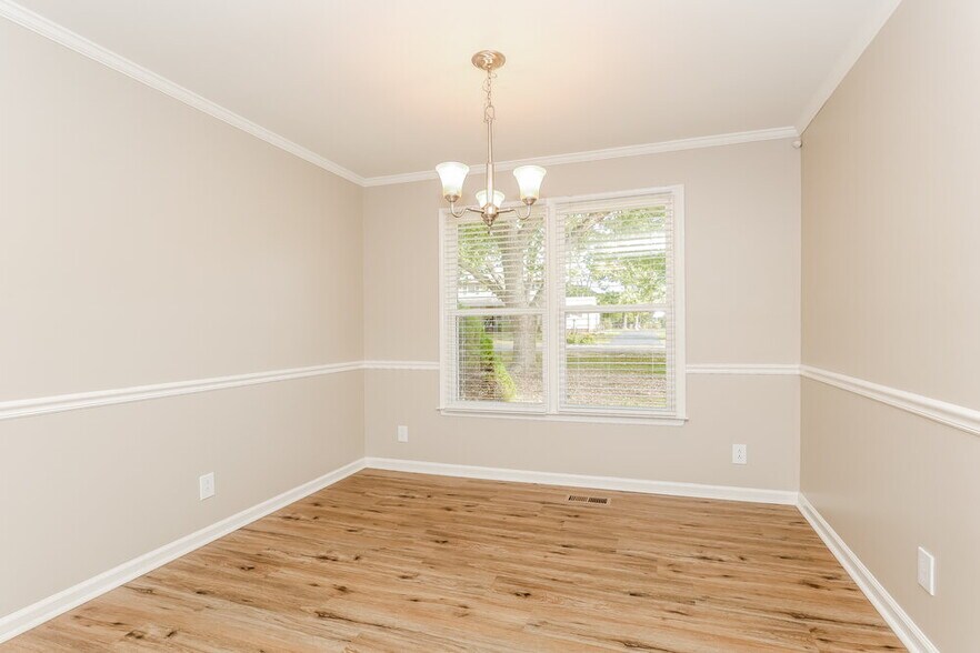 Building Photo - 2409 Racquet Club Dr