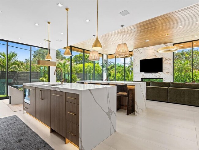 Building Photo - 2657 NE 34th St