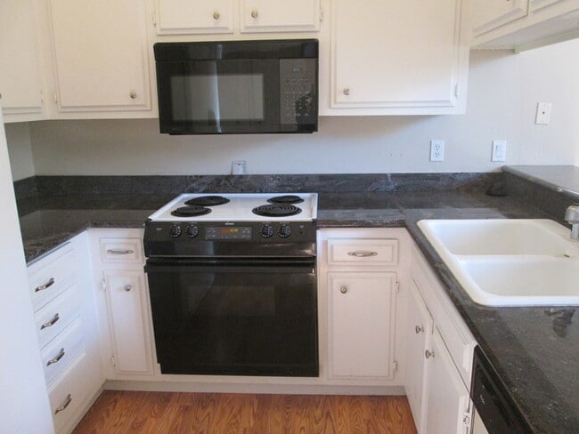 Building Photo - Cozy Living in the Heart of Brentwood