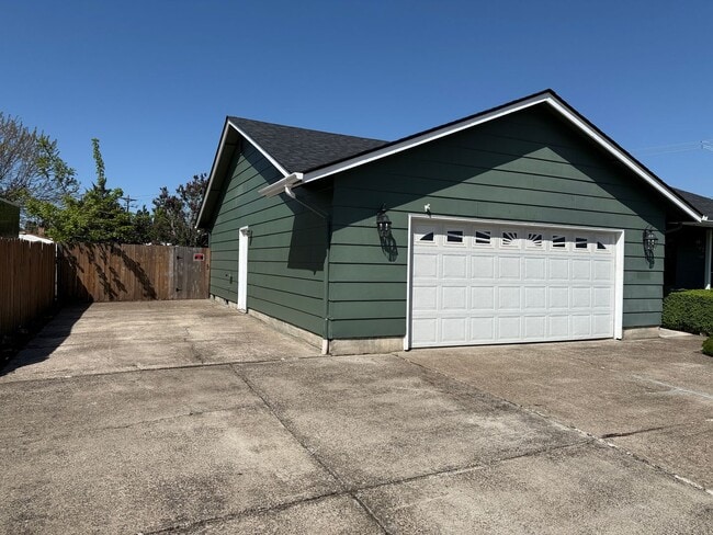 Building Photo - Well-kept house in desirable Thurston neighborhood!