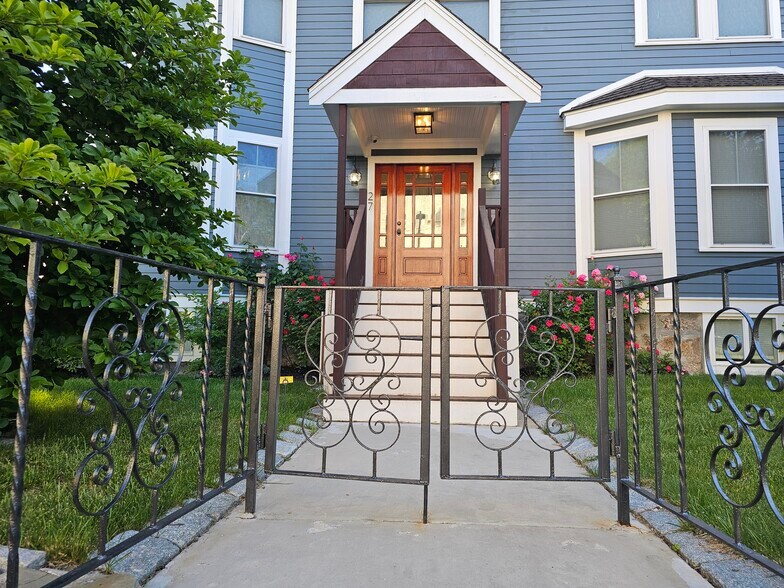 Building Photo - 27 Howland St