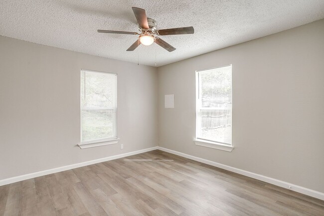 Building Photo - Remodeled 2 Bed 1 Bath Home Ready for New ...