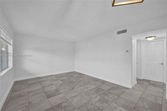 Building Photo - 5050 Bayview Dr