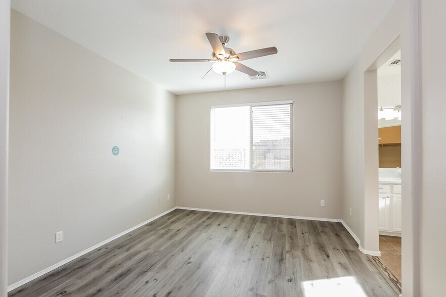 Building Photo - 819 S 176th Ln
