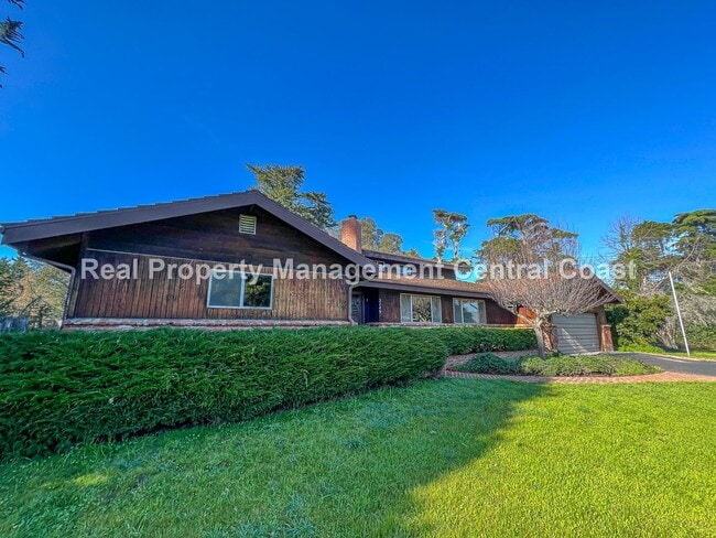 Building Photo - AVAILABLE OCTOBER - Large 4 Bedroom / 3 Ba...