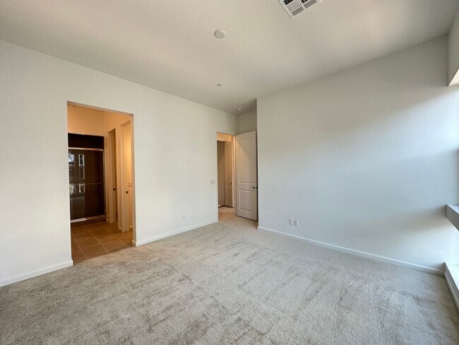Building Photo - 3341 Esker Rdg Ave